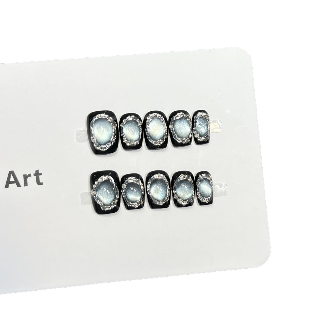 Glamouröse Press-On Nail Art Set mit Silberakzenten Karnz