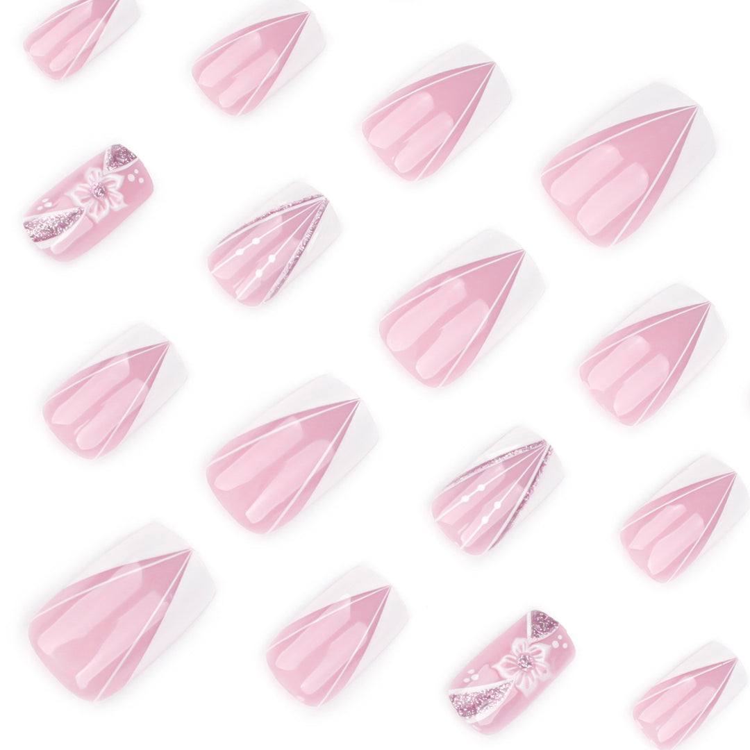 Kunstvolle Nailart mit floralem Design Karnz