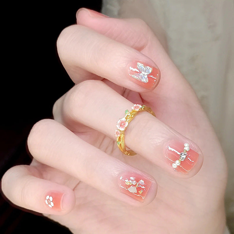 Kreatives Kunstnagelset mit floralen Verzierungen Karnz