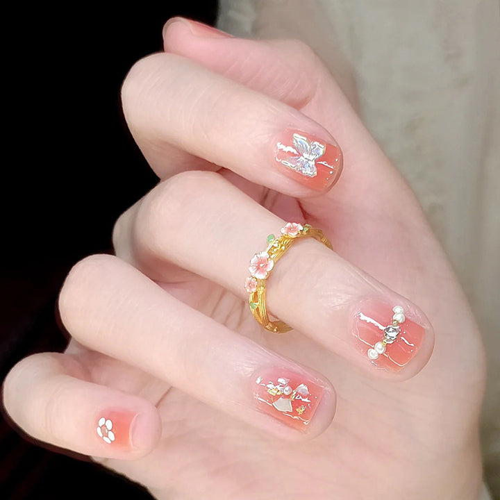 Kreatives Kunstnagelset mit floralen Verzierungen Karnz