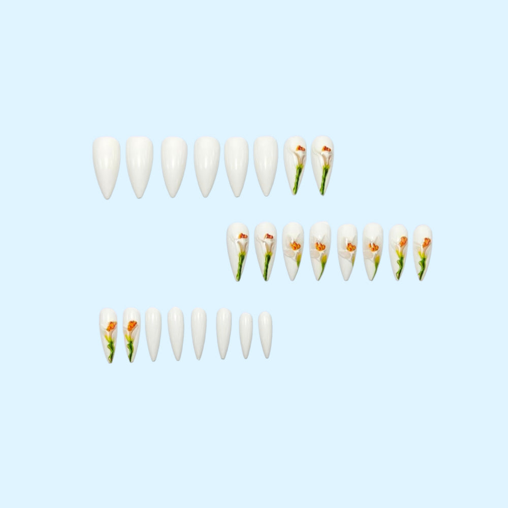 Kunstnägel mit aufwendigem Blumendesign Karnz