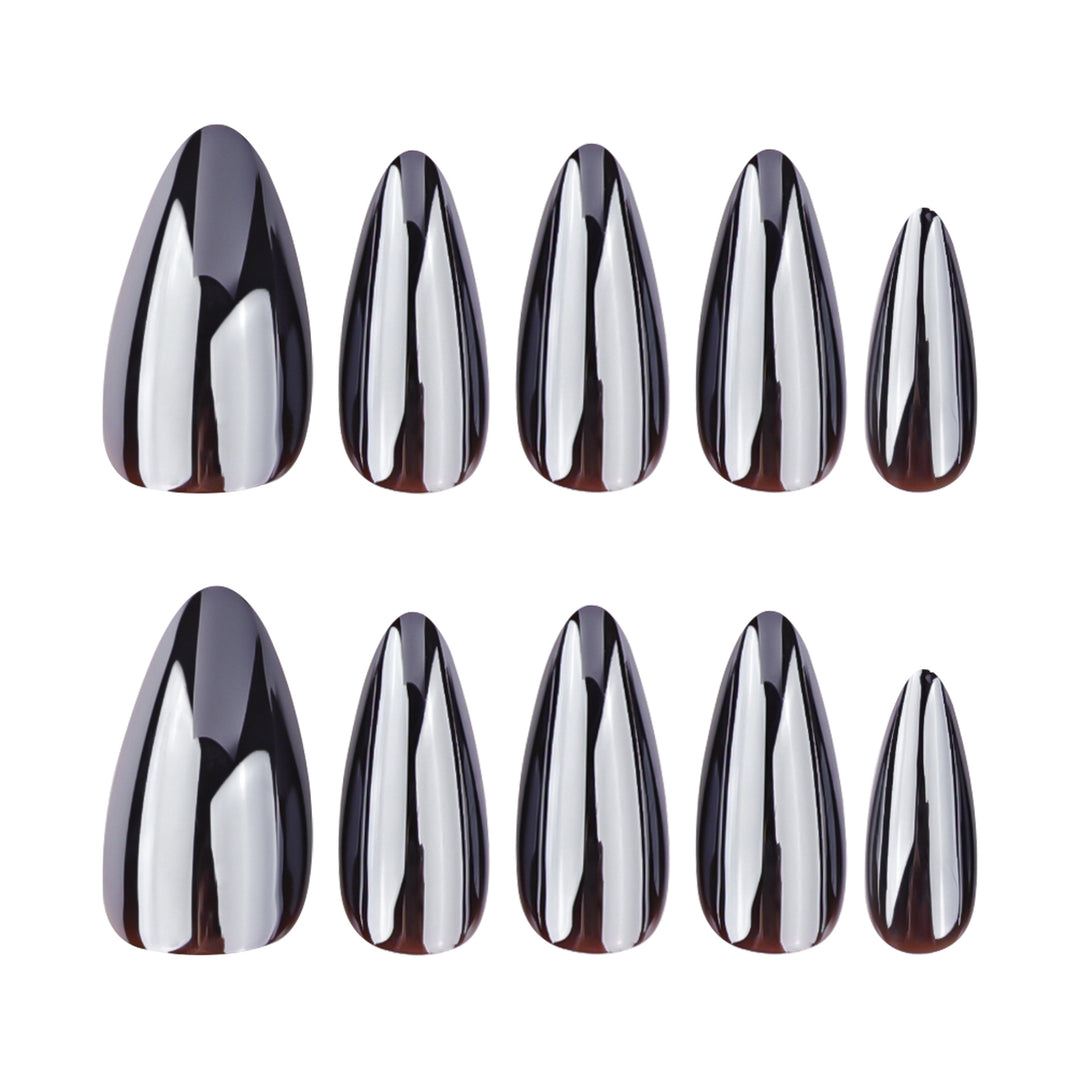 Elegante Stiletto-Nägel mit spiegelndem Finish Karnz