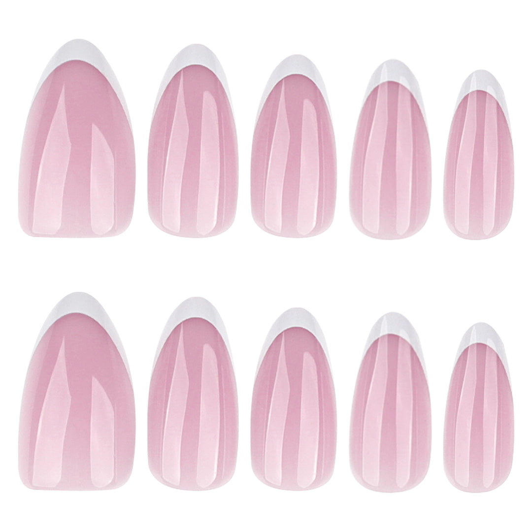Kunstvolle Nagelverlängerungen mit elegantem Farbverlauf und präzisem French-Tip Karnz