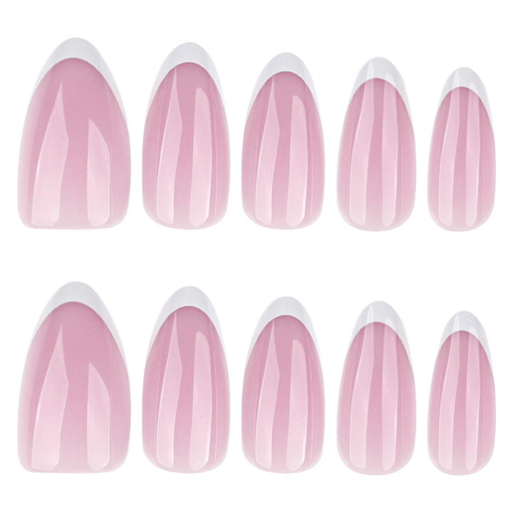 Kunstvolle Nagelverlängerungen mit elegantem Farbverlauf und präzisem French-Tip Karnz