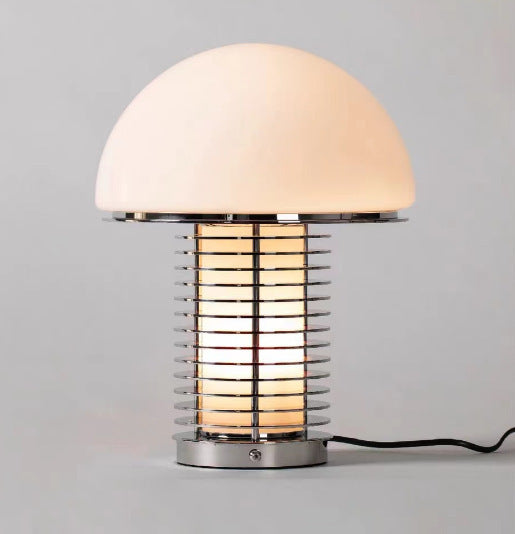 Stilvolle moderne Tischlampe mit dekorativem Metallsockel