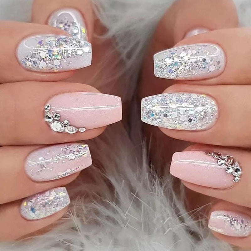 Elegante Nagelkunst mit Glitzerdetails Karnz