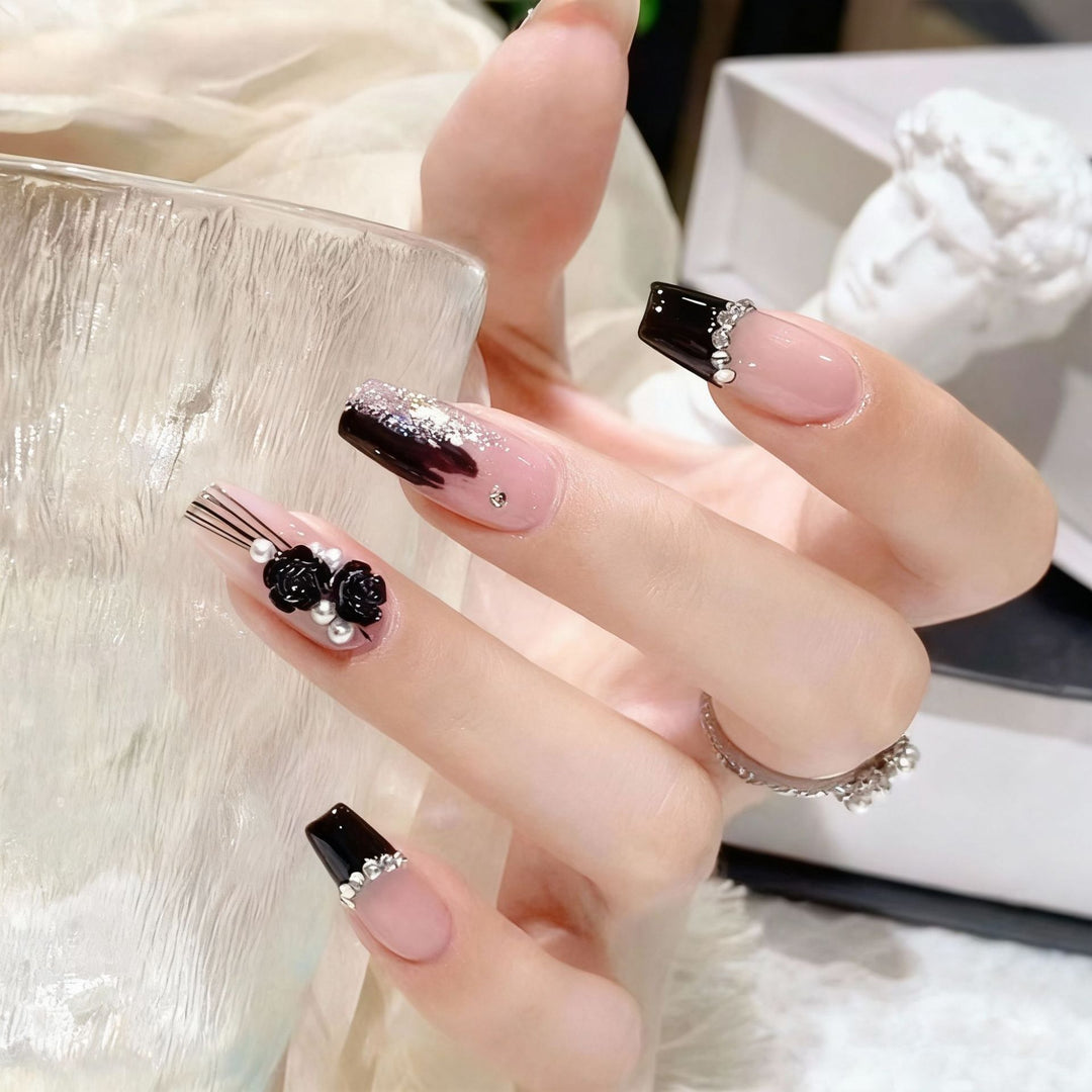Kunstnagelset mit glamourösen 3D-Rosen-Details und eleganten Glitzerakzenten Karnz