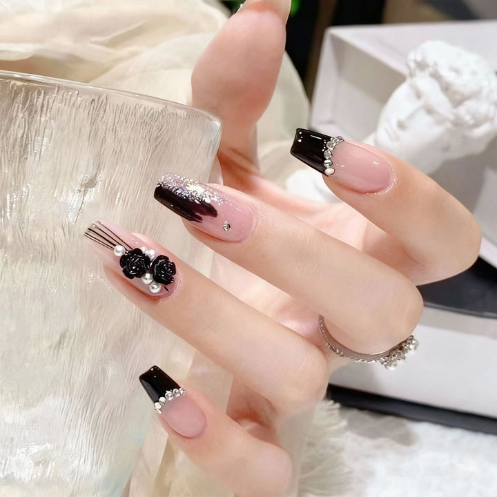 Kunstnagelset mit glamourösen 3D-Rosen-Details und eleganten Glitzerakzenten Karnz
