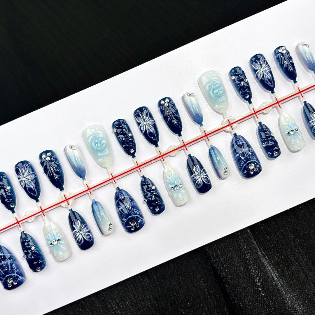 Dekoratives Press-On Nail Art Set mit floralem Design