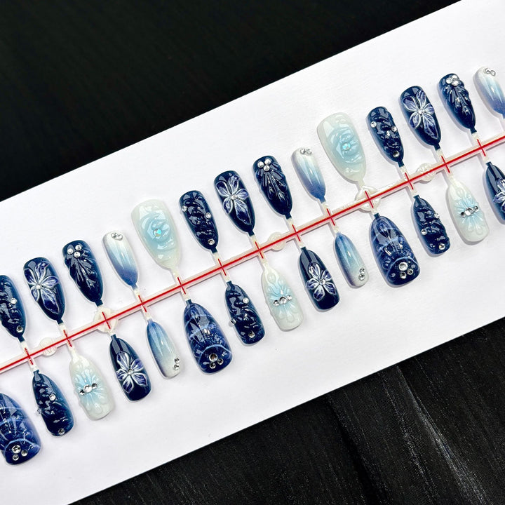 Dekoratives Press-On Nail Art Set mit floralem Design