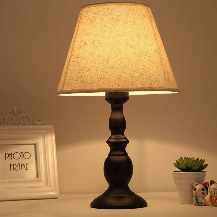 Elegante Stoffschattentischlampe