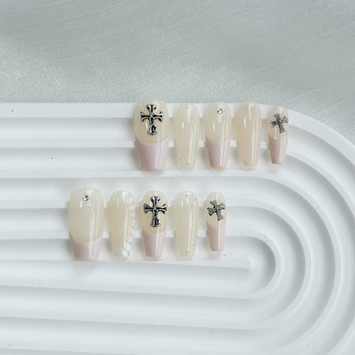 Elegantes Press-On Nagelkunstset mit dekorativen Akzenten