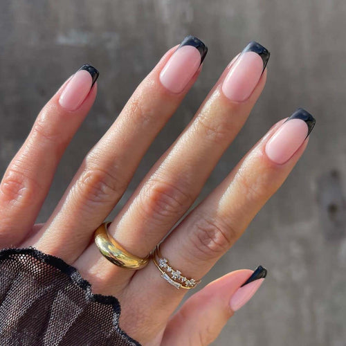 Kunstvolle Stiletto-Nägel mit eleganten Spitzen Karnz