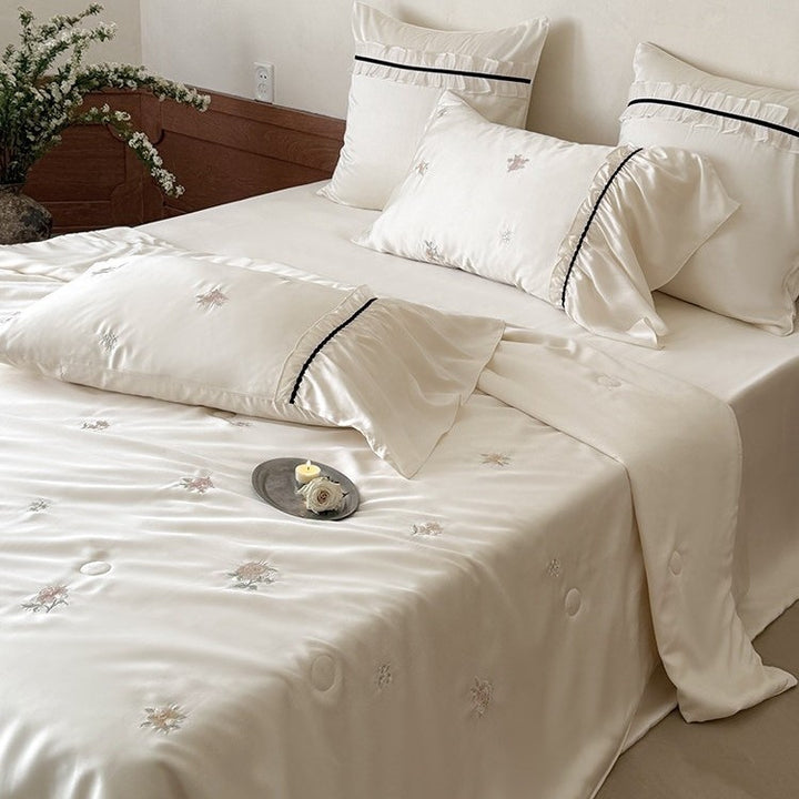 Exquisites Satin-Bettwäscheset mit floraler Stickerei, gerafften Kissenblenden und kontrastierender Paspel