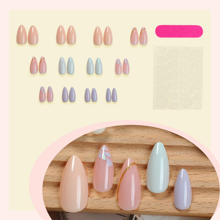 Künstlerisches Press-On Nagelset mit goldenen Akzentdesigns Karnz