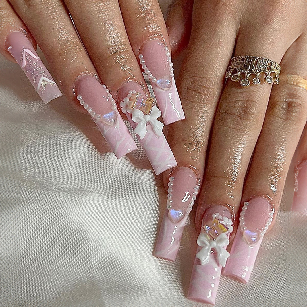 Elegantes dekoratives Press-On-Nagelset mit floralem und perlenartigem Akzent Karnz