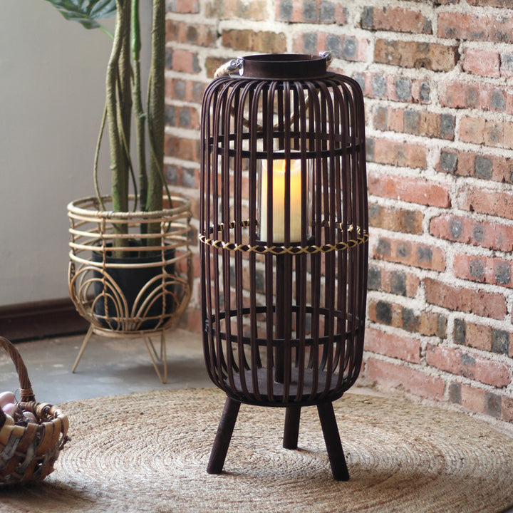 Stilvolle Laterne aus Rattan mit Holzgestell Karnz