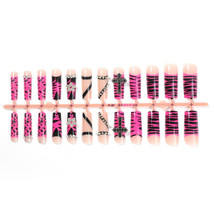 Kunstnagelset mit auffälligen Tier- und Glitzermustern Karnz
