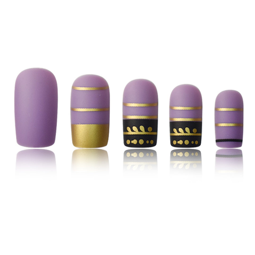 Trendige Press-On Nagelkunst mit dekorativen Goldakzenten Karnz
