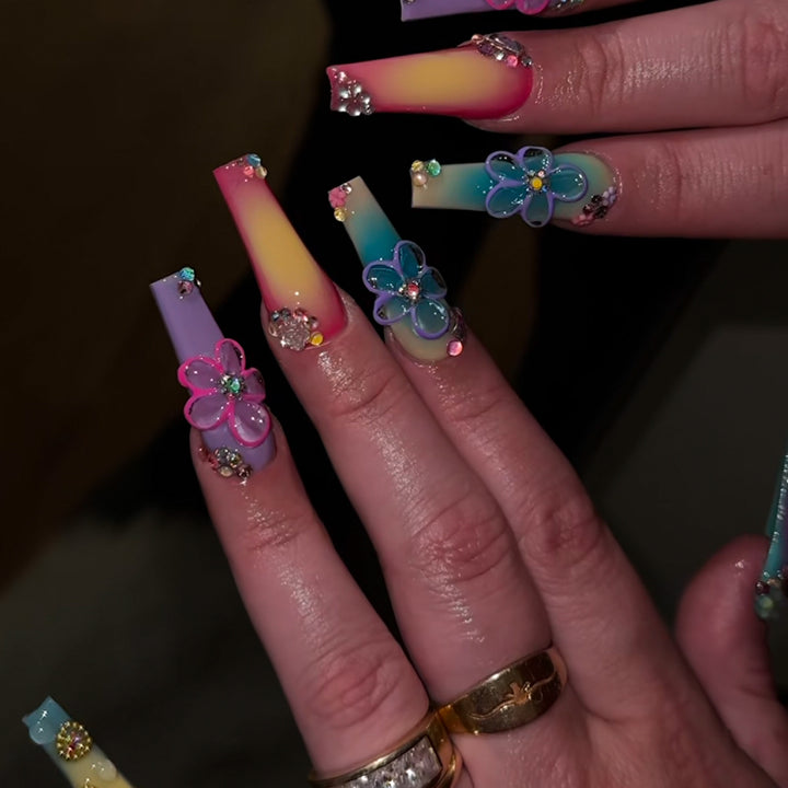 Nagelkunst mit Bunten Designs Karnz