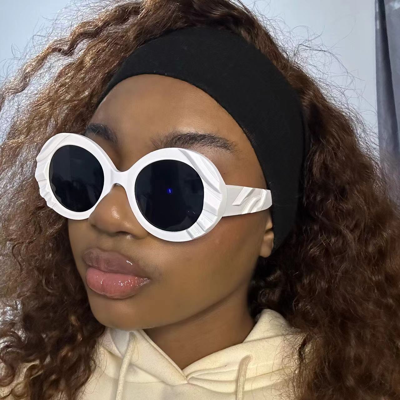 Damen Sonnenbrille mit einzigartigem, strukturiertem Rahmen und schützenden Gläsern Karnz