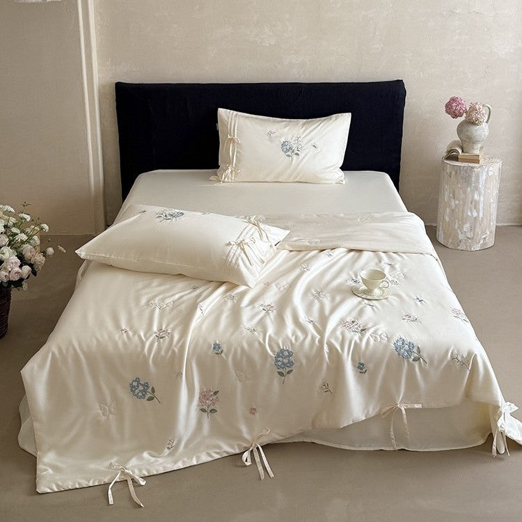 Besticktes Satin-Bettüberwurf-Set mit Bindebändern und seidig-glänzender Oberfläche