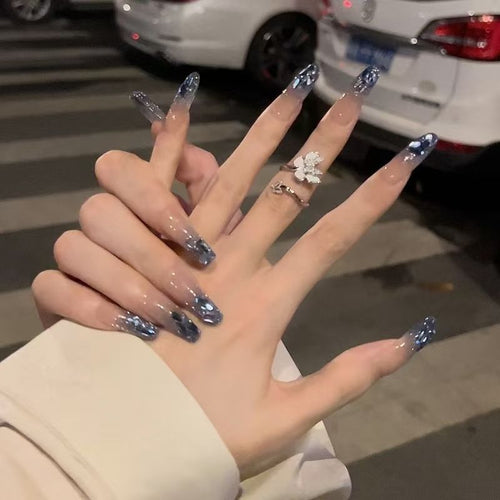 Künstlerische Nagelspitzen mit Verspielten Motiven Karnz