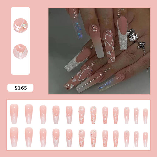 Elegante Kunstnagelspitzen mit Herz- und Glitzermuster Karnz