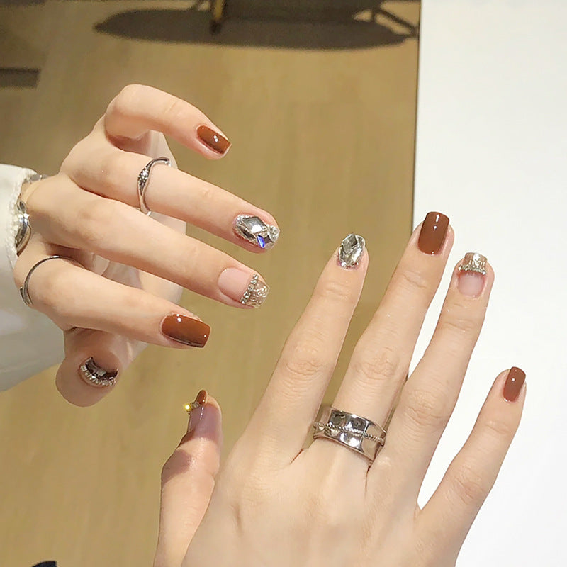 Kreatives Kunstnagelset mit Glitzer- und eleganten Muster Akzenten Karnz