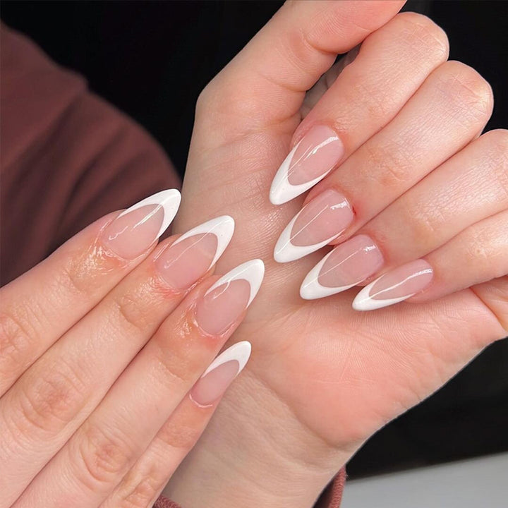 Stylische French Tip Acryl Nagelverlängerungen Karnz