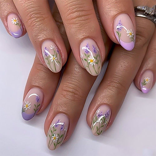 Kunstvolle Nagelkunst mit zarten Blumenverzierungen Karnz
