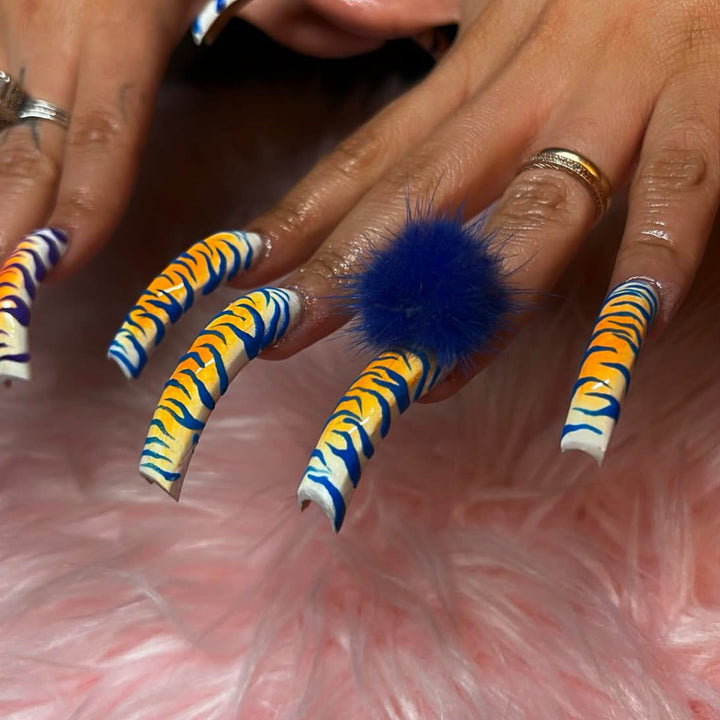 Künstlerisches Langes Stiletto Press-On Nagelset Karnz
