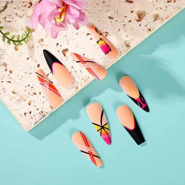 Kreatives Kunstnagelset mit farbenfrohen Designs Karnz