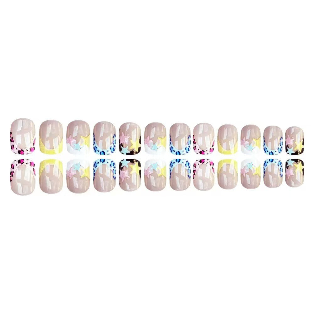 Kunstnagelset mit bunten Sternenmotiven und modernen Akzenten Karnz