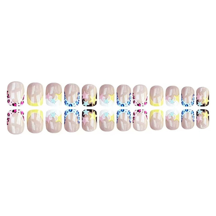 Kunstnagelset mit bunten Sternenmotiven und modernen Akzenten Karnz