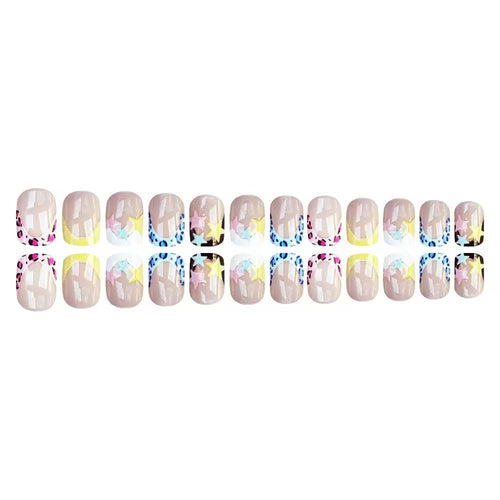 Kunstnagelset mit bunten Sternenmotiven und modernen Akzenten Karnz