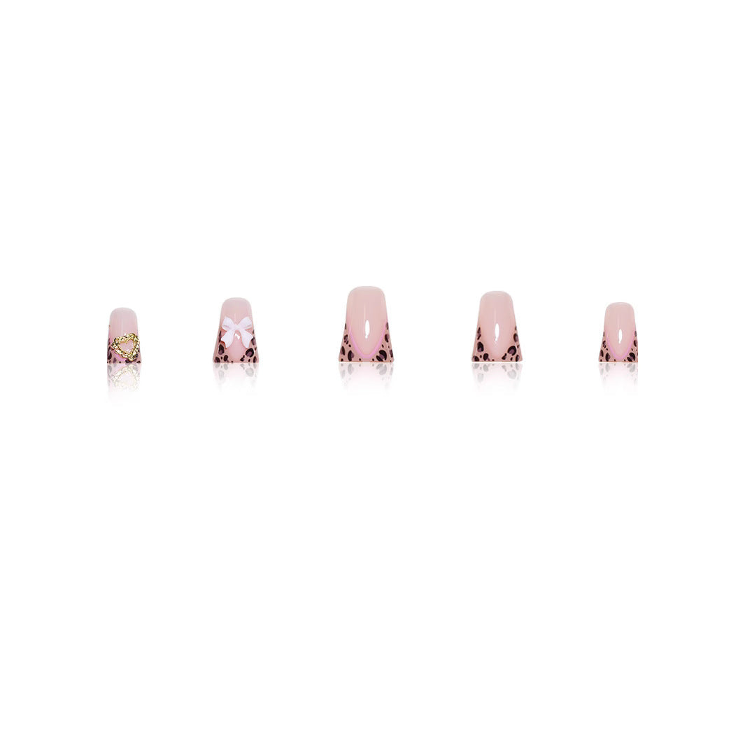 Künstlerische Nagelkunst Karnz