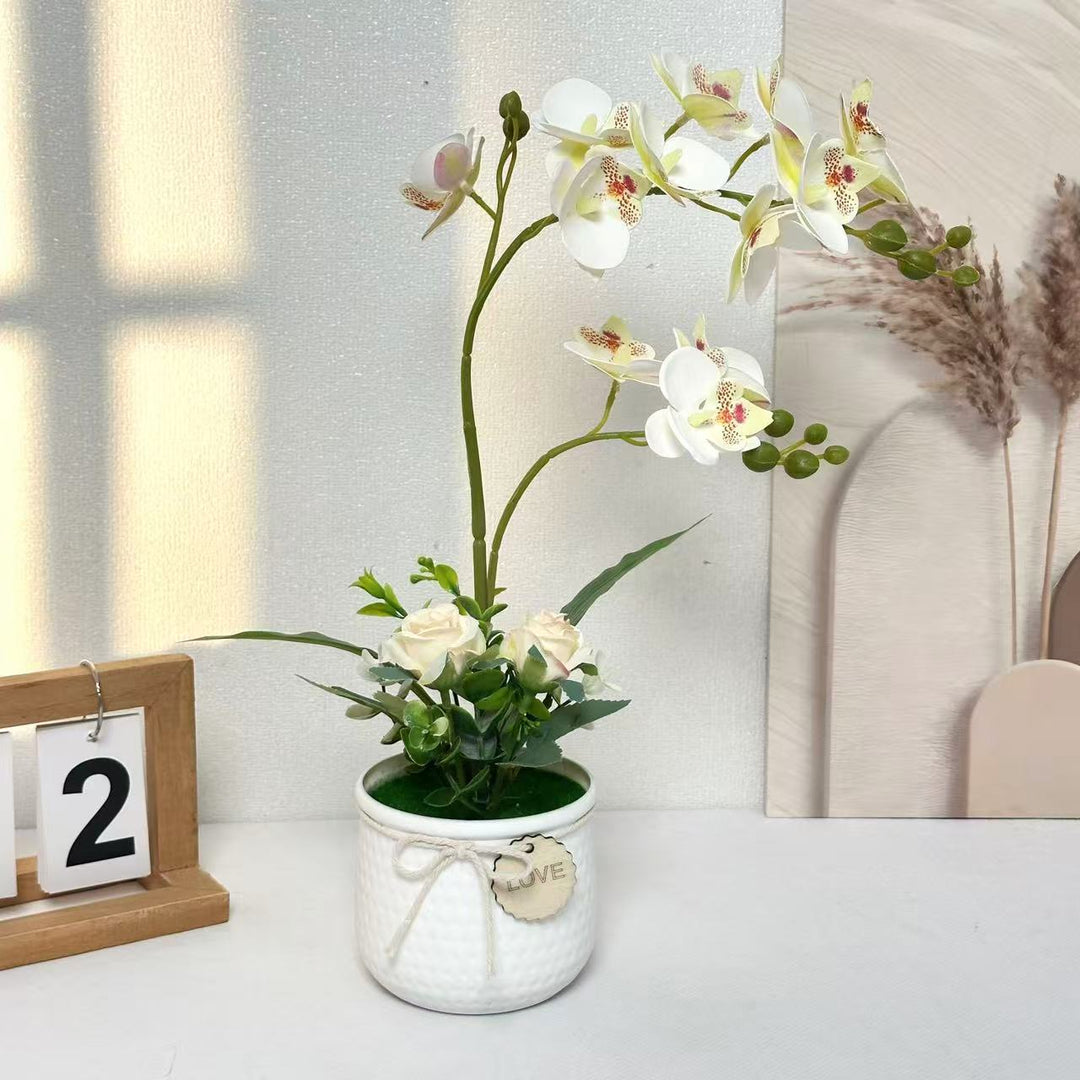 Lebensechte Orchideen- und Rosenblumenarrangement