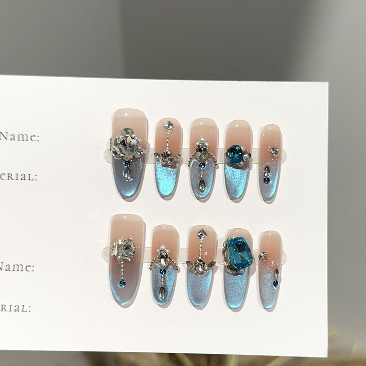 Elegantes, mit Kristallen verziertes Press-On-Nagel-Set