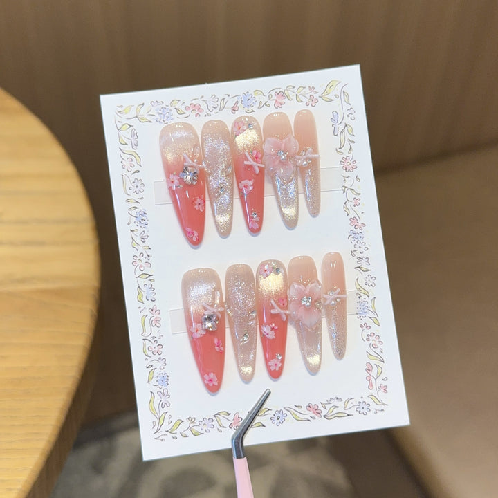 Kunstnägel mit Floralen Verzierungen und Glitzereffekten Karnz