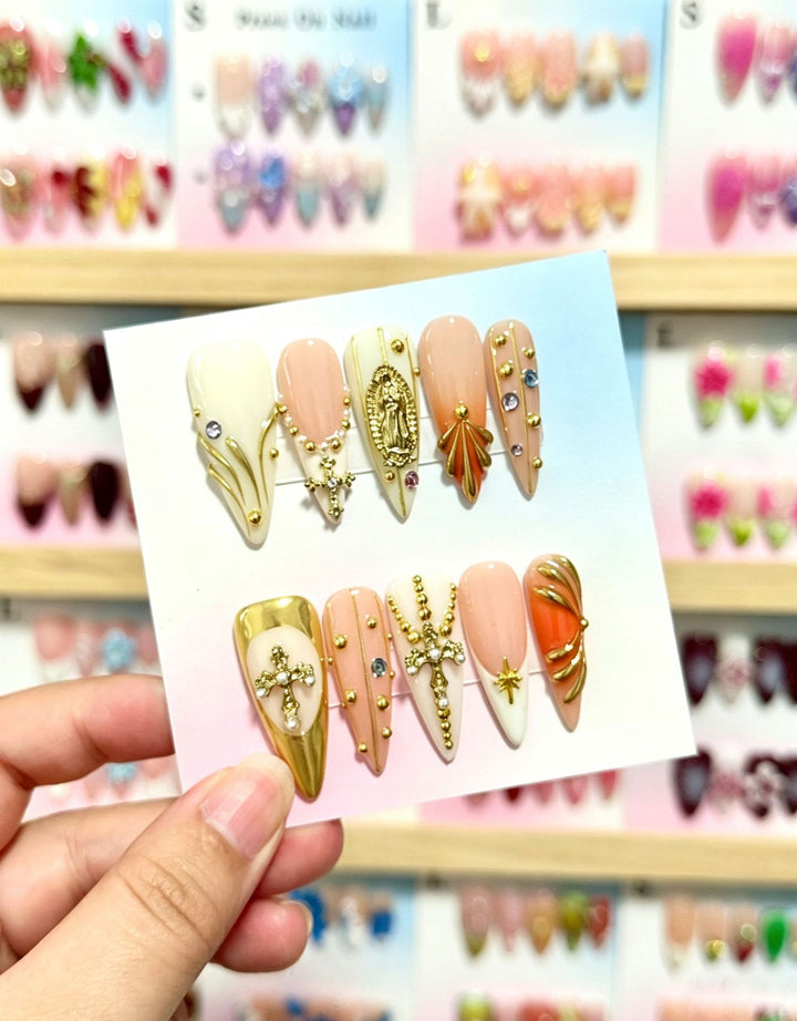 Künstlerisches Press-On Nagelkunst Set mit dekorativen Elementen