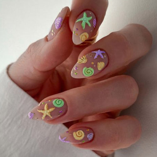 Künstlerisches Press-On-Nail-Design mit vom Ozean inspirierten Akzenten Karnz