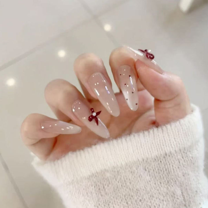 Elegante Stiletto Press-On Nägel mit dekorativen Akzenten Karnz