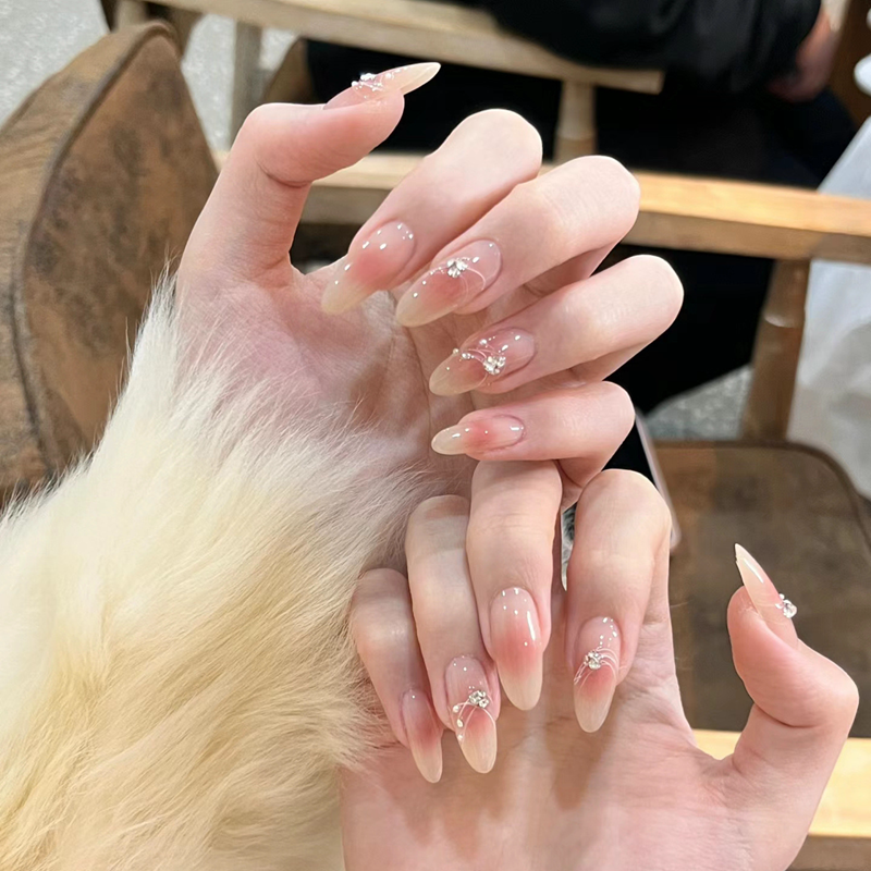 Kunstnägel mit Glamourösem Dekor Karnz