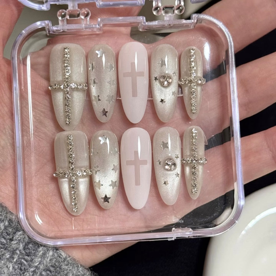 Dekoratives Press-On Nail Art Set mit glamourösen Stern- und Kreuzdesigns