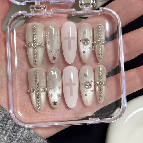 Dekoratives Press-On Nail Art Set mit glamourösen Stern- und Kreuzdesigns