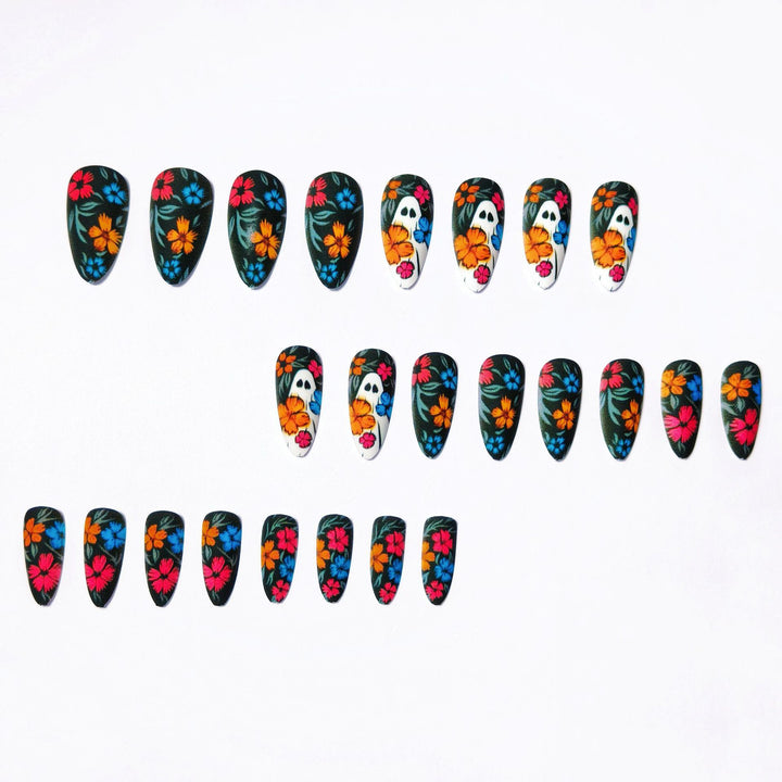 Kreative Kunstnägel mit Totenschädel- und Buntem Blumenmotiv Karnz