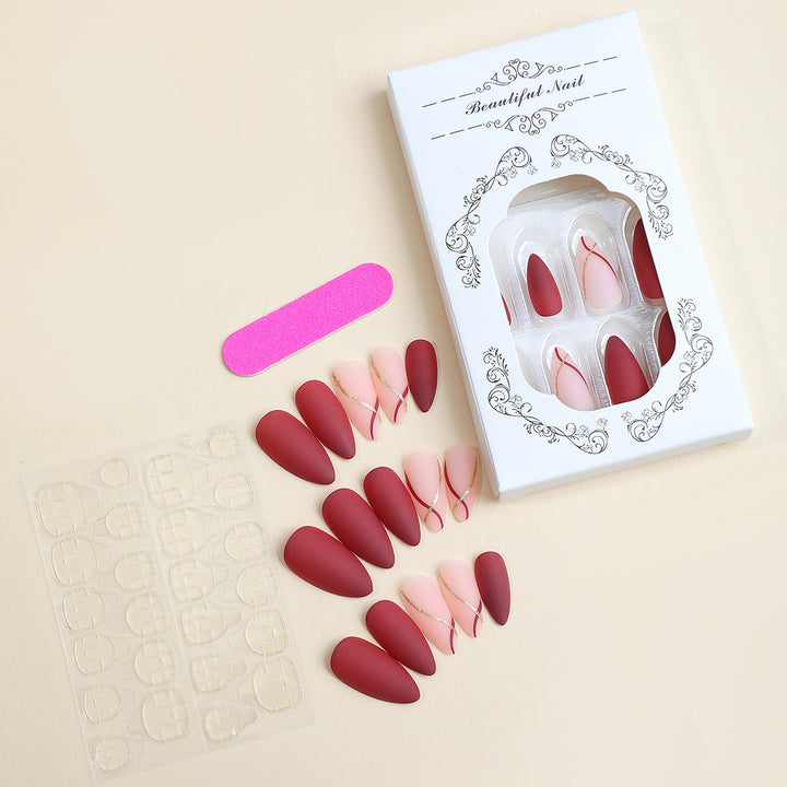 Elegantes Kunstnagelset mit mattem Finish und glamourösen Akzenten Karnz