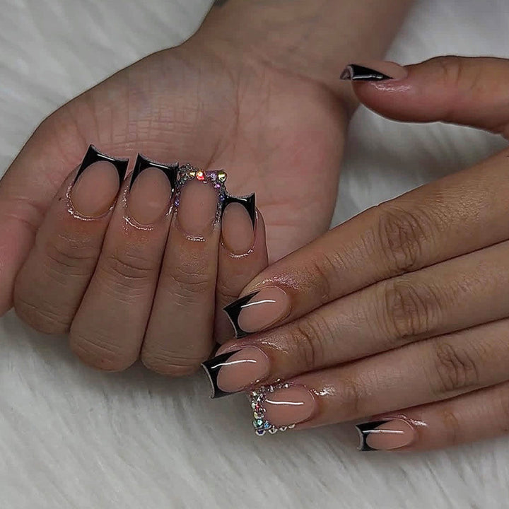 Kunstnagelset mit eleganten Schwarz-Spitzen und funkelnden Akzenten Karnz