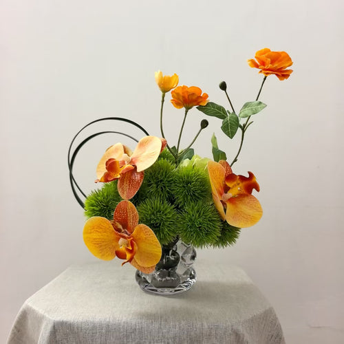 Lebendige florale Tischdekoration
